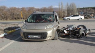 Hafif ticari araç ile motosiklet çarpıştı: 1 ölü