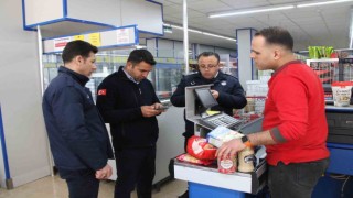 Haliliyede marketler zabıta ekiplerince denetleniyor