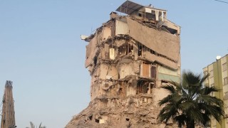 Hasarlı binaların yıkım işlemi sürüyor