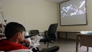 Hastane odasını sinema salonuna çevirdiler