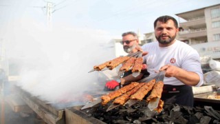 Hatayda çadırkentteki depremzedelere kebap ikramı