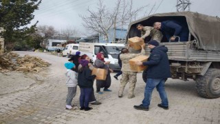 Hatayda jandarma depremzedelere yardım kolisi dağıttı