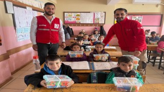 Hatayda okulun ilk gününde çocuklara oyuncak