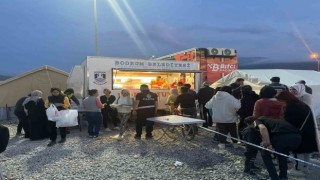 Hataydaki Bodrum çadırında depremzedeler iftar açtı