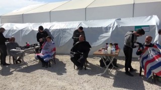 Hataydaki çadır kentte depremzedelere berber hizmeti