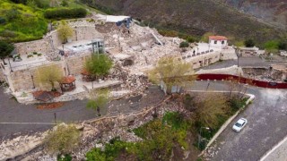 Hatayı vuran depremde Bayezid-i Bistami Türbesi de büyük zarar gördü