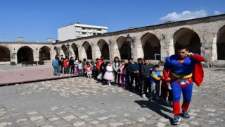 Hataylı çocuklara tarihi külliyede moral etkinliği