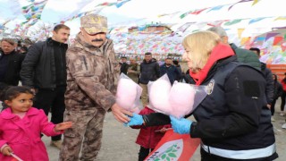 HDPnin nevruz kutlamasına katılan çocuklara polisten pamuk şekeri ikramı