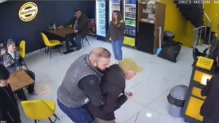 Heimlich manevrası ile yaşlı adamın hayatını kurtardı
