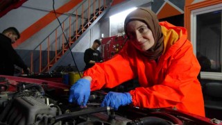 Hemcinsleri çiçek, o balata istiyor