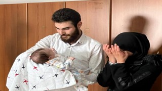 Henüz 6 günlükken depremzede olan bebek, ailesine teslim edildi