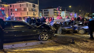 Hurdaya dönen Tofaşın içindeki 4 kişi yaralandı, diğer aracın sürücüsü kaza yerinden kaçtı