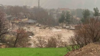İçinde 3 kişinin bulunduğu konteynerin sürüklenme anı kamerada