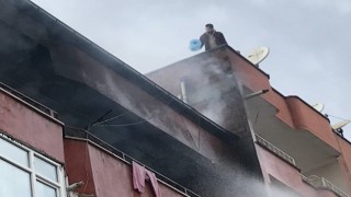 Iğdırda bir binanın 4. katında çıkan yangına su bidonu ile müdahale