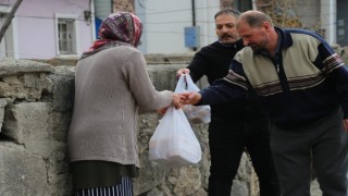 İhtiyaç sahibi vatandaşlara iftar yemeği dağıtılıyor