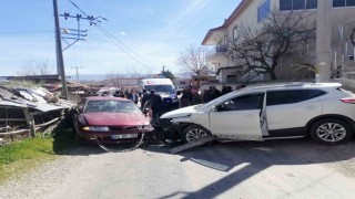 İki aracın kafa kafaya çarpıştığı kazada 2 kişi yaralandı