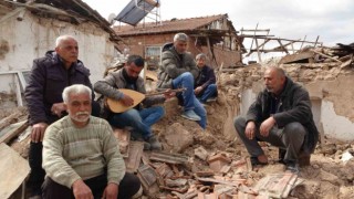 İki depremzededen enkaza türkü