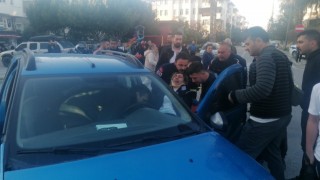 İki otomobil çarpıştı, araçta sıkışan sürücü itfaiye ekiplerince kurtarıldı