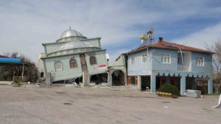 İlk depremde minaresi, ikincisinde kendisi yıkılan cami yan yattı