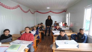 İlk ders gününde öğrencilere kırtasiye ve çanta desteği