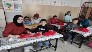 İlkokul öğrencileri ve veliler depremzede çocuklara atkı ördü
