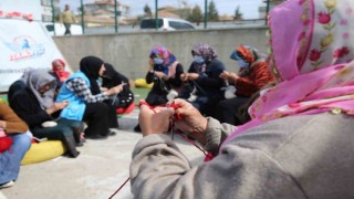 İlmek ilmek örgülerle depremzede kadınlar hayata tutunuyor