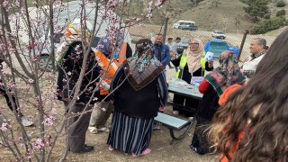 İngilterede yaşayan 70 yaşındaki Pakistanlı kadın, deprem bölgesine yardım götürdü