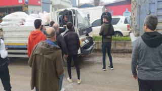 İnşaat malzemesi yüklü kamyonet, tıra arkadan çarptı: 1 yaralı