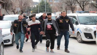 İranlı şahsın bıçaklanarak öldürülmesiyle ilgili Afganistan uyruklu 6 şüpheli adliyeye sevk edildi