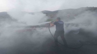 İş makinesi taşıyan tır seyir halindeyken yandı