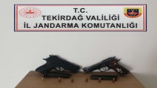 İş yerinde ruhsatsız tabancalarla yakalandı