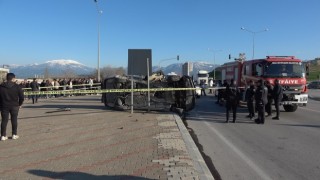 Işık ihlali kazaya yol açtı, araçlardan biri takla attı: 1 ölü, 2 yaralı