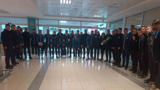 İskenderun kafilesi Vanda çiçeklerle karşılandı