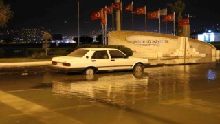 İskenderunda deniz taştı, caddeler sularla doldu