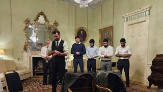 İskoçya’nın yeni başbakanı Humza Yousaf, resmi konutunda namaz kıldırdı