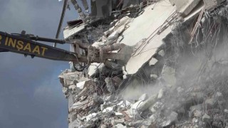 İslahiyede enkaz kaldırma ve bina yıkım işlemleri sürüyor