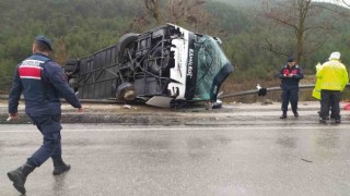 Isparta-Antalya karayolunda yolcu otobüsü devrildi: 8 yaralı