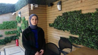 İstanbulda bir garip olay: Önce masadaki yemeği yedi ardından kamerayı kırdı