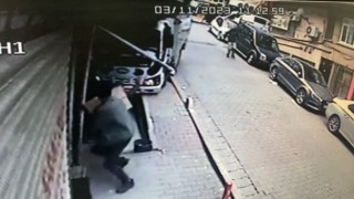 İstanbulda dehşet anları kamerada: Freni boşalan kamyonetten kıl payı kurtuldular