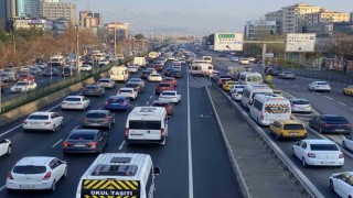 İstanbulda haftanın ilk iş gününde trafik yoğunluğu yaşandı