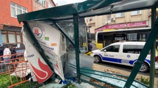 İstanbulda halk otobüsü dehşeti: Önüne geleni sürükleyip durağa daldı
