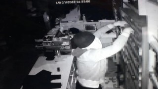 İstanbulda tekel bayii soygunu kamerada: Alarm çalınca apar topar kaçtılar
