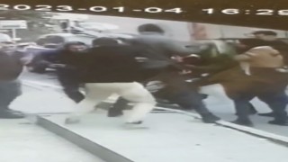 İstanbulda trafik tartışması sonrası kavga kamerada: Baskına gelip bıçaklandılar