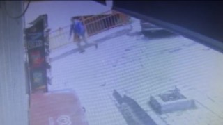 İstanbulda uzun namlulu silahla saldırı anları kamerada: Silahını çekip peşlerinden koştu