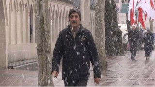 İstanbulda vatandaştan kar şaşkınlığı: “Abo üstüm kar oldu”
