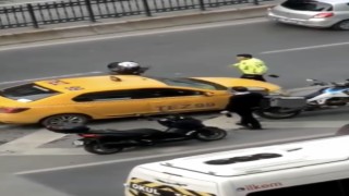 İstanbulun göbeğinde trafik kavgası kamerada: Taksinin aynasını kırdı