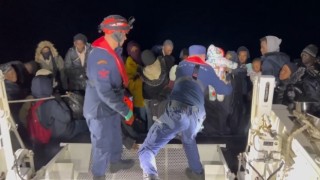 İzmir açıklarında 59 göçmen kurtarıldı, 1 Türk vatandaşı yakalandı