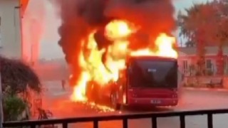 İzmirde belediye otobüsü alevlere teslim oldu
