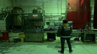 İzmirde fabrikada 254 ton kaçak akaryakıt ele geçirildi