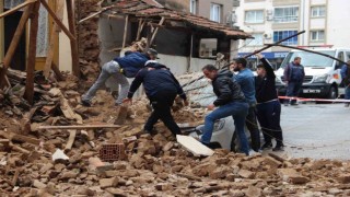 İzmirde metruk bina bir aracın üstüne çöktü